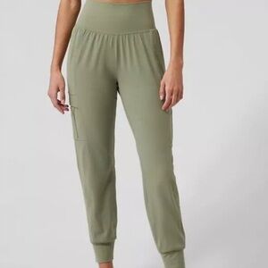 Athleta Salutation Cargo Jogger Pants Eucalyptus Green Medium Z1
